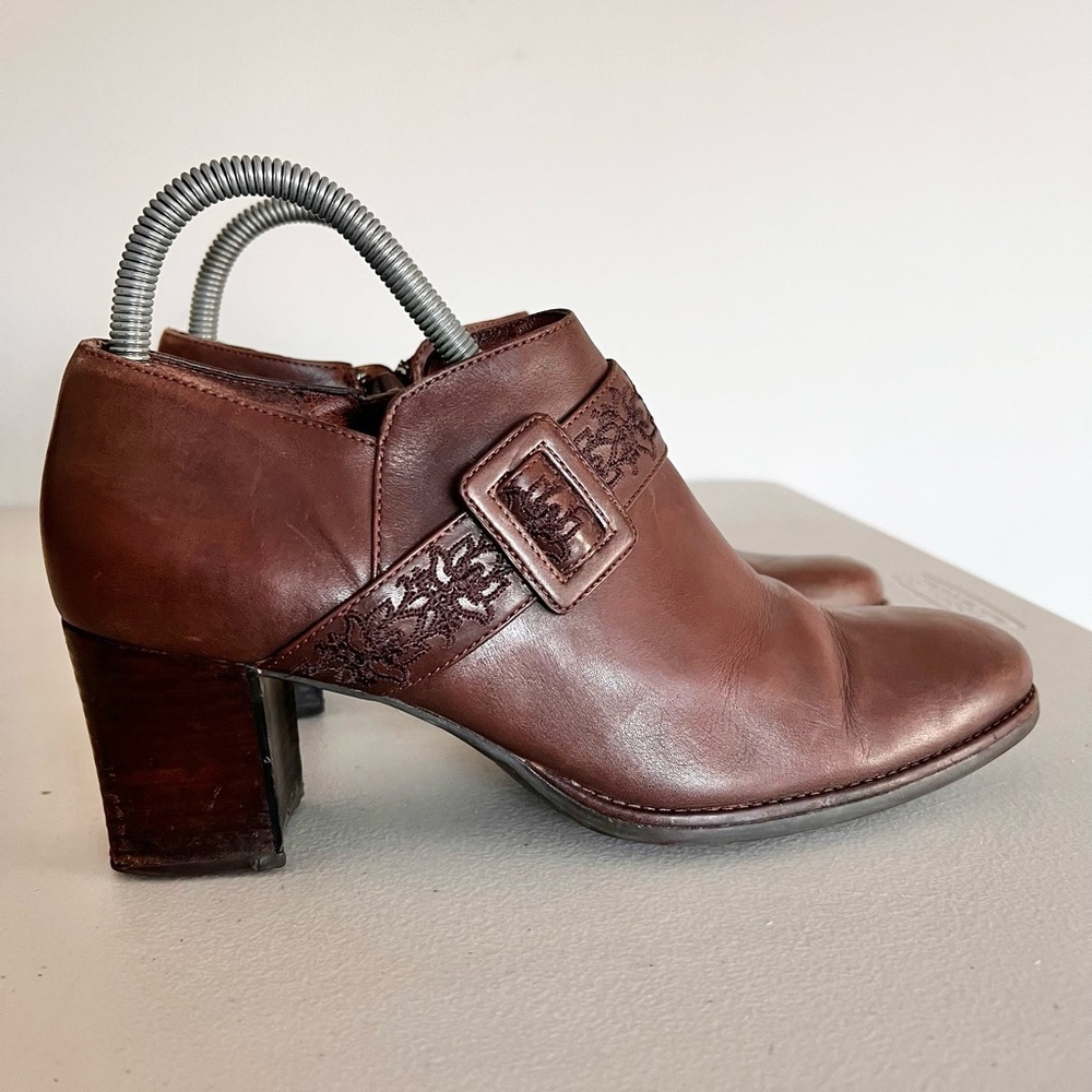 Clarks Artisan Women’s S 7.5 Ankle Boots Size Zip Brown Leather Heel Strap Shoes - Picture 2 of 9